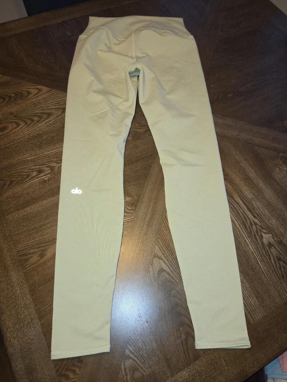 Alo Yoga High Waist Airbrush Full Length Legging in Iced Green Tea sz MEDIUM